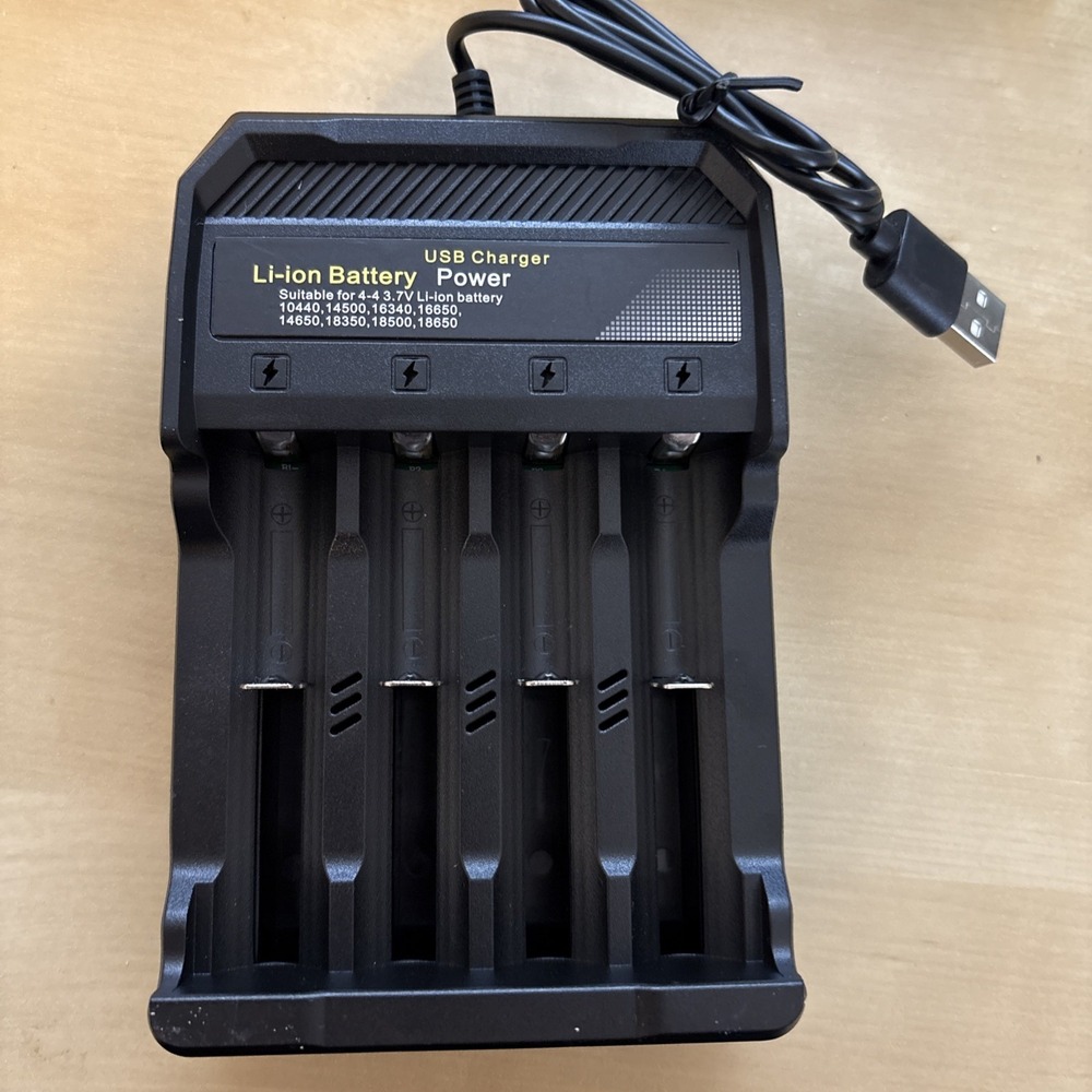 Universal Charger for Rechargeable Battery 3.7V Li-ion Batteries